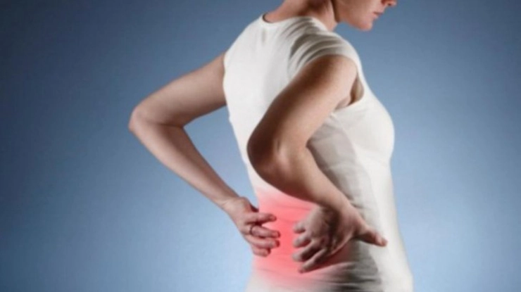 grafica femeie care se tine de spate din cauza durerilor provocate de rinichi