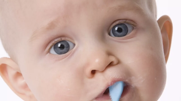 bebelus care are in gurita o periuta de dint 