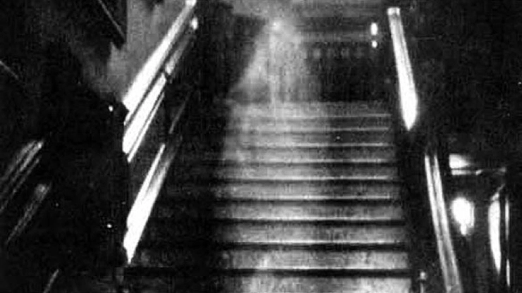 o fantomă pe scări