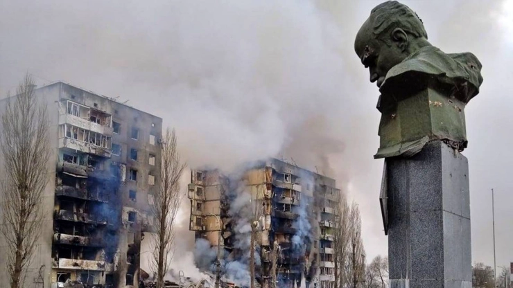Ucraina să renunţe la apărarea Mariupolului, cladire de locuinte in flacari in orasul Mariupol
