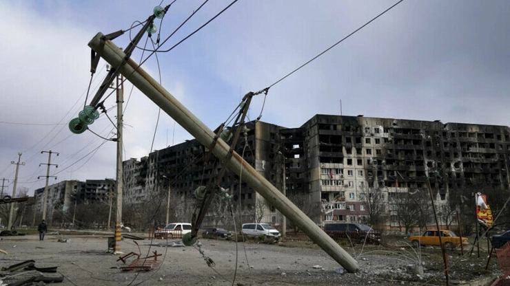 Ucraina să renunţe la apărarea Mariupolului, stalp de electricitate prabusit in orasul Mariupol
