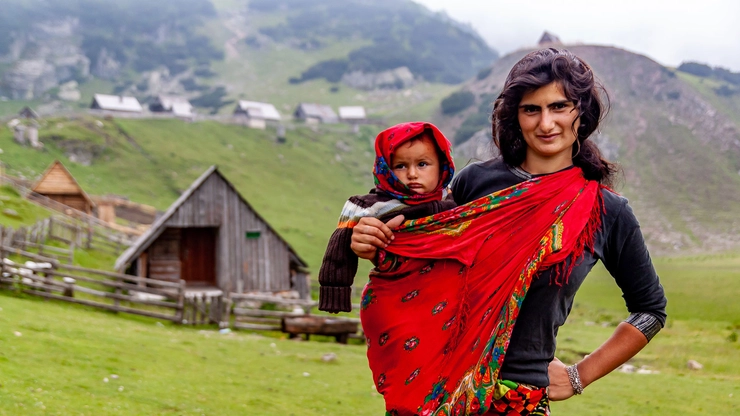 Ziua Internaţională a Rromilor, mama de etnie rroma si copilul ei