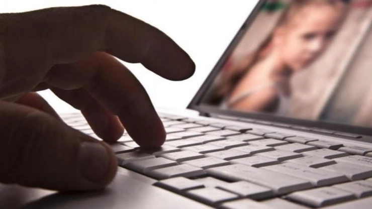 o imagine cu o mana care tasteaza ceva pe un laptop