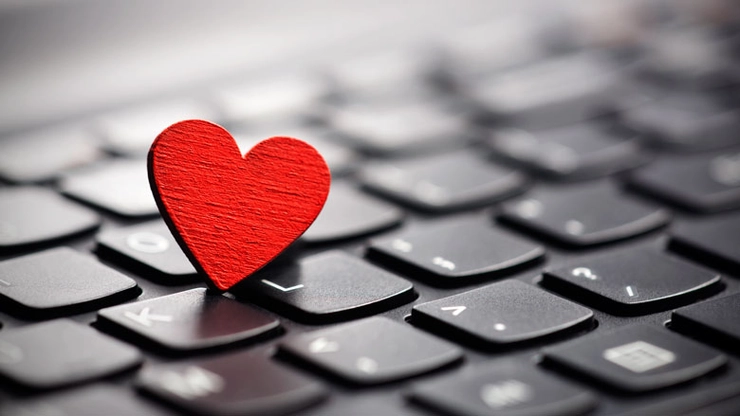 o inimă roșie pe o tastatură