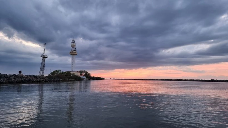 zeci de nave canalul Sulina, apus pe canalul Sulina