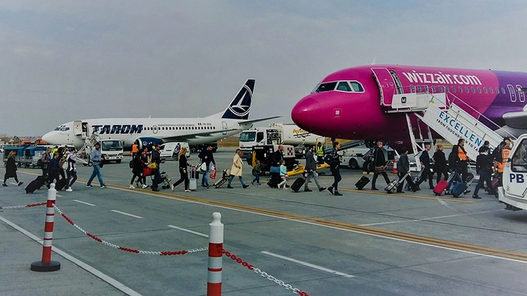 oameni care se imbarca intr-un avion Wizz Air