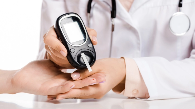 medic care verifica valoarea glicemiei din sange cu un glucometru