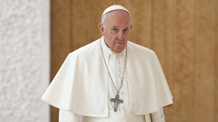 Papa Francisc îmbrăcat în alb