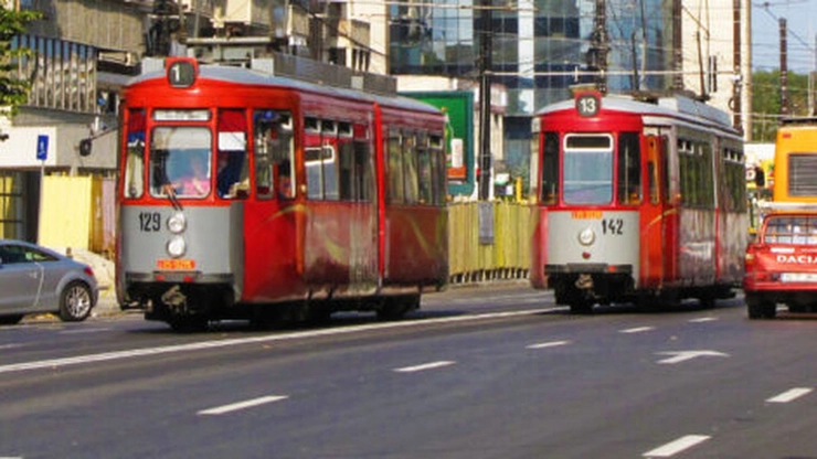 doua tramvaie rosii pe sine