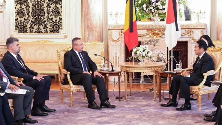Marcel Ciolacu si Nicolae Ciuca stand de vorba cu premierul Japoniei