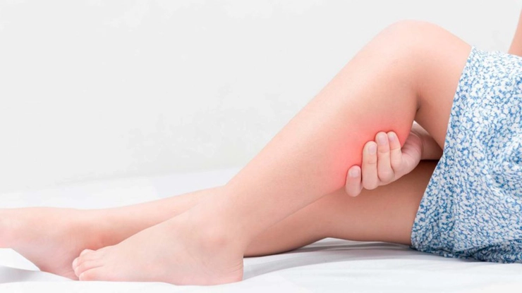 grafica femeie care se tine de picior din cauza durerii