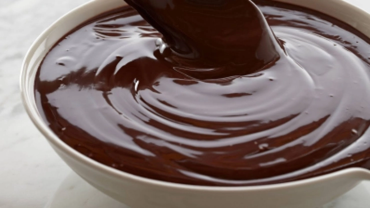 glazura de ciocolata topita intr-un bol