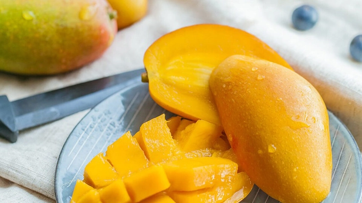 mango curatat si taiat pe o farfurie