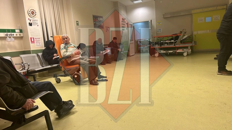 mai multe persoane în sala de așteptare de la U.P.U Iași