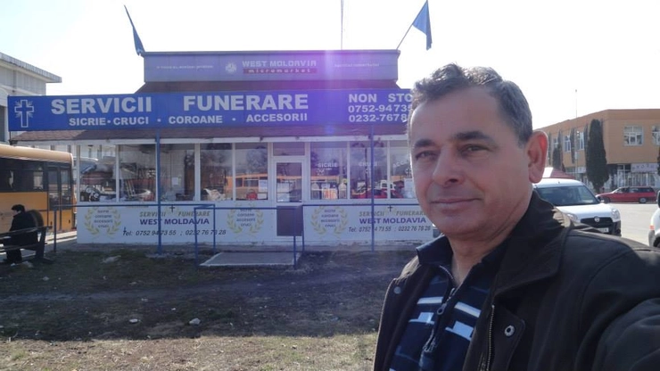 poză cu Gelu Costăchescu, proprietar magazinul West Moldavia, pompe funebre, din fața Gării din Pașcani