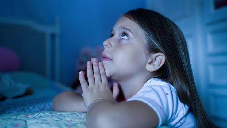 copil care se roagă pentru părinți