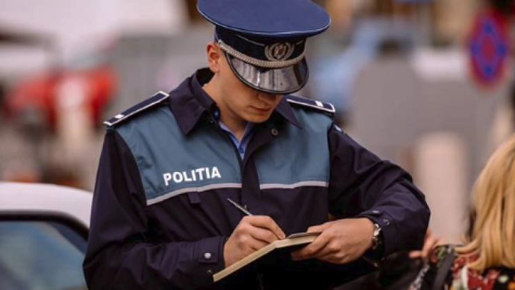 ofiter politie ce scrie o amenda