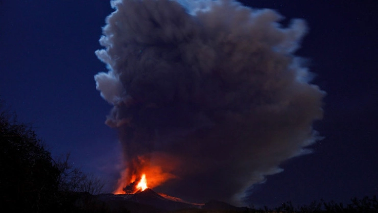 eruptie vulcan etna 2022, nor de fum si cenusa