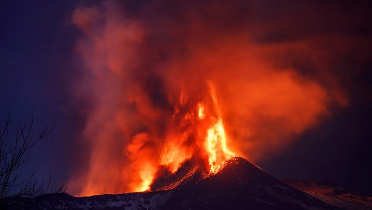 eruptie vulcan etna 2022, lava