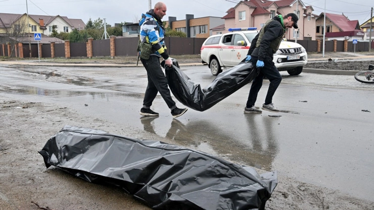 8.000 de cazuri de crime de război, barati ce cara trupul mort al unui concetatean decedat la Bucea