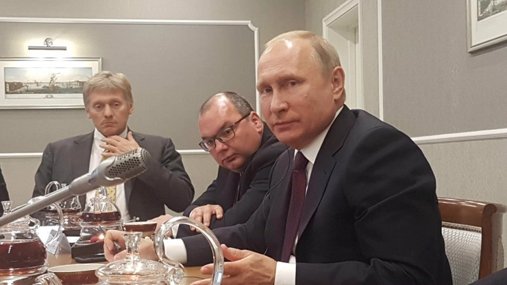 sancțiunile impuse Rusiei, presedintele rus Vladimir Putin si purtatorul de cuvant Dmitri Peskov in timpul unei sedinte