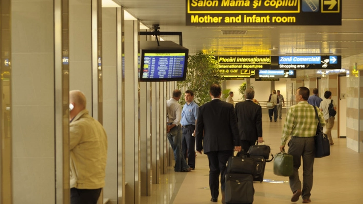 oameni într-un aeroport din România