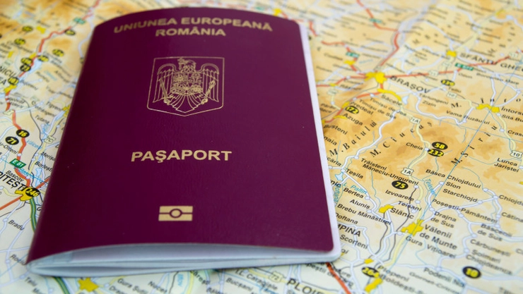 un pașaport grena pe o hartă