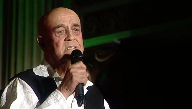 Benone Sinulescu cu microfonul pe scenă
