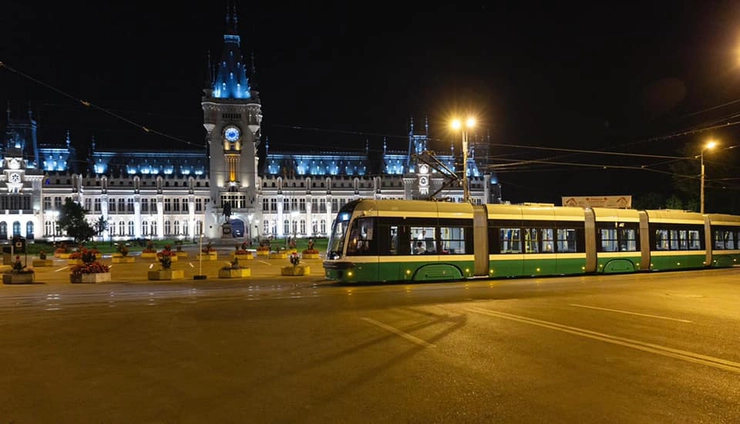 o poză cu un tramvai în fața Palatului Culturii