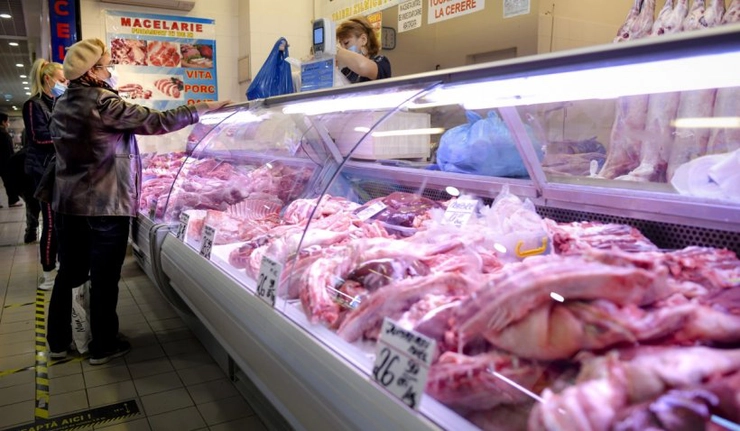 cele mai mari scumpiri, raftul de produse de carne intr-un supermarket