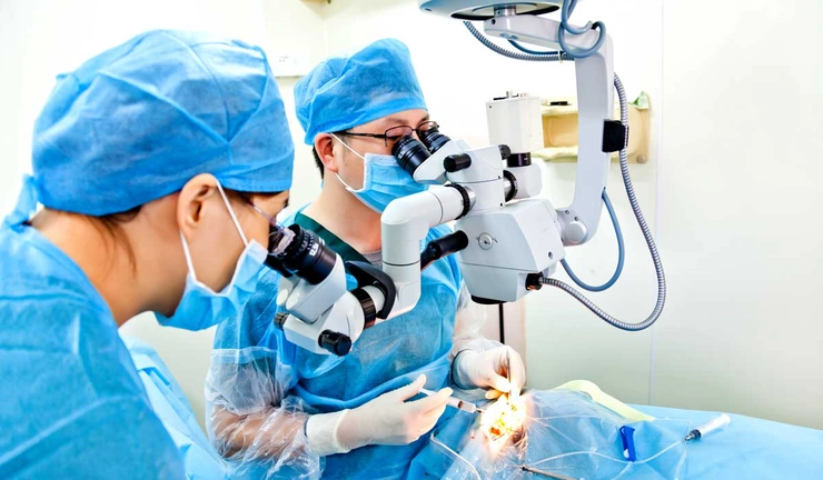 medici în timpul unei operații la ochi