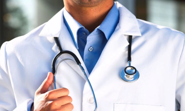 barbat in halat alb, stetoscop, medic