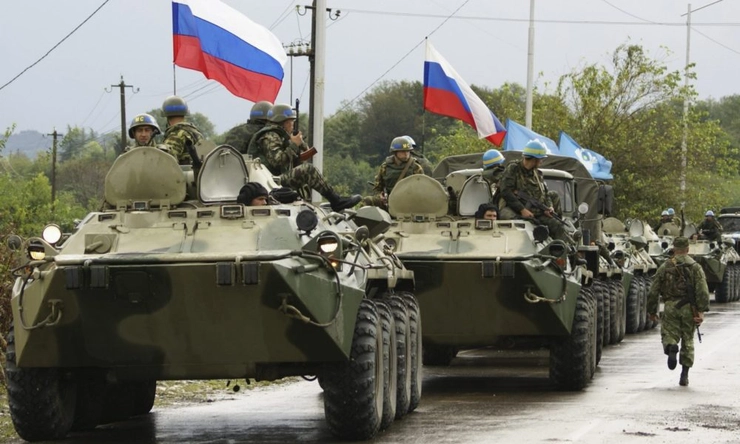 coloană militară rusă Donbas, soldati armata rusa, steagul Rusiei, tancuri ce se indreapta spre Donbas