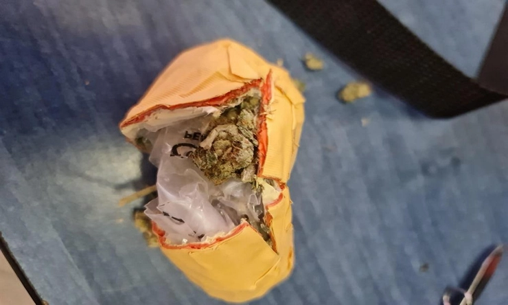 un pachet de marijuana desfacut