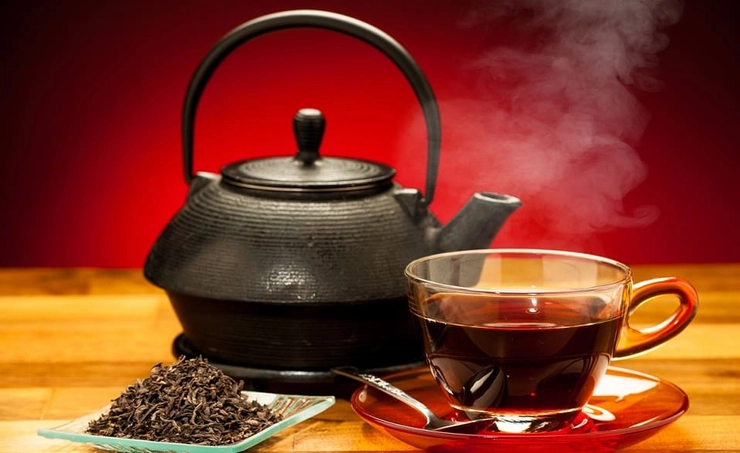 un ceainic langa o cana cu ceai pentru vindecarea gutei