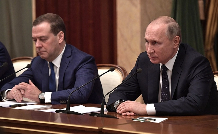 Dmitri Medvedev avertisment asupra intenţiilor SUA, fostul presedinte al Rusiei Dmitri Medvedev, presedintele rus Vladimir Putin in timpul unei sedinte