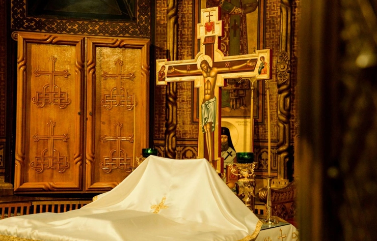 Sfânta Cruce, în biserică