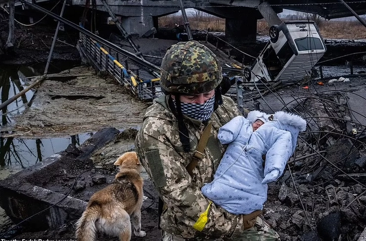 soldat al armatei ucrainene ce tine un bebelus in brate