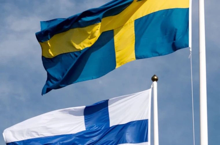aderarea Suediei şi Finlandei la NATO, steagurile Finlandei si Suediei