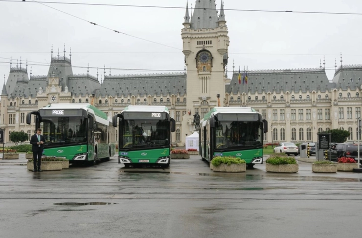 o poză cu autobuze în față la Palatul Culturii