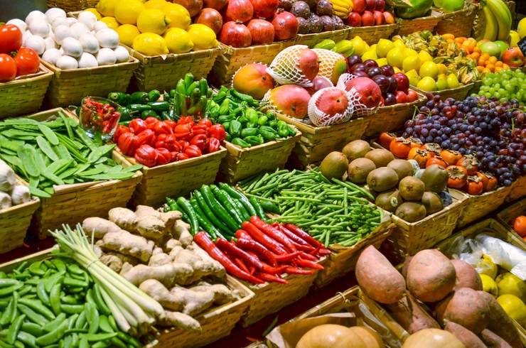 multe fructe și legume la piață