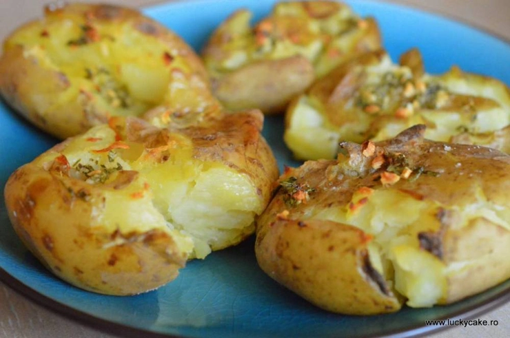 cartofi zdrobiti si rumeniti pe o farfurie