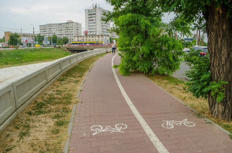 pista pentru bicilete tarsata pe un trotuar