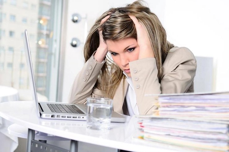 femeie stresată la locul de muncă