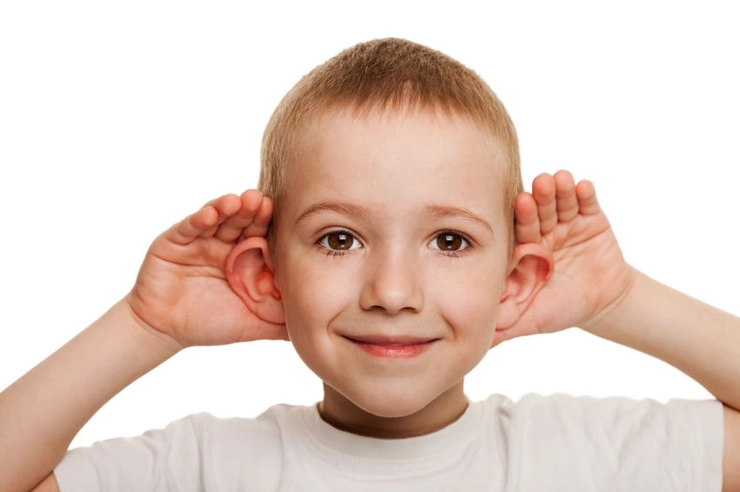 copil cu urechi clăpăuge