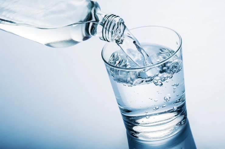 apa care curge din sticla in pahar
