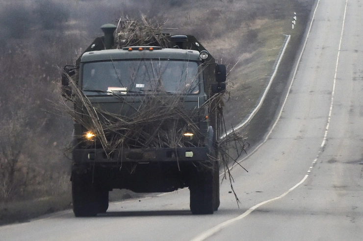 tehnică de camuflare a armatei ruse, camion rusesc camuflat cu crengi uscate