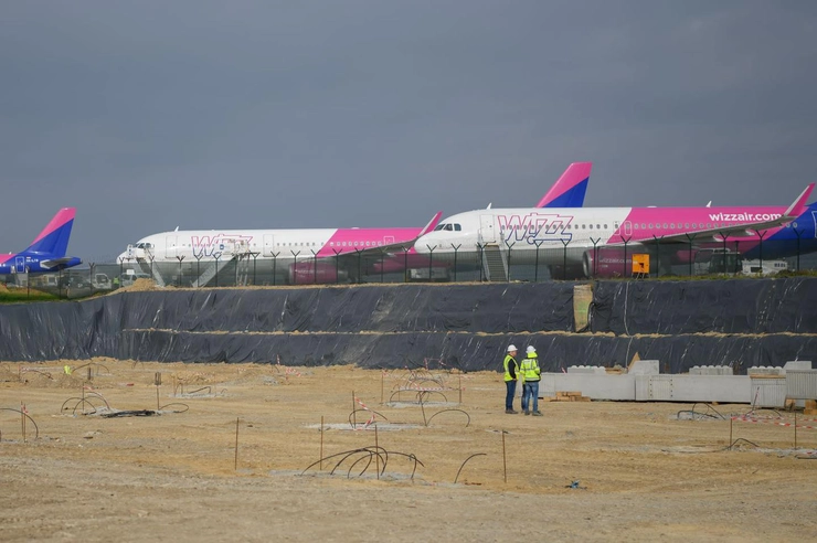  santier aeroport si doua avioane albe cu roz