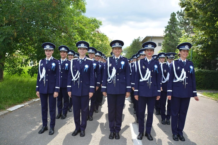elevi ai scolii de politie in uniforma