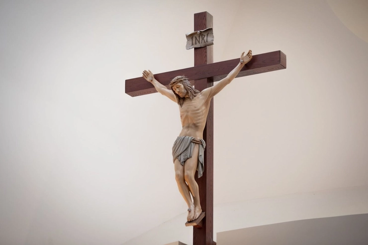 figurina cu iisus hristos rastignit pe cruce